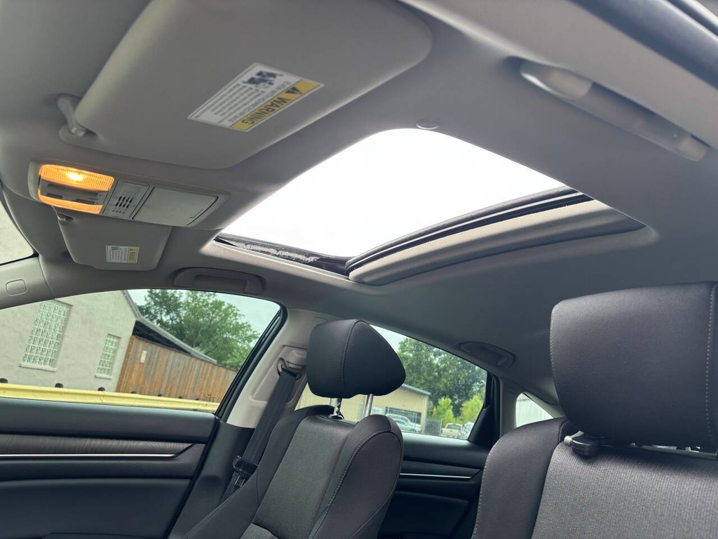 Honda Accord Sedan Vehicle Full-screen Gallery Image 31