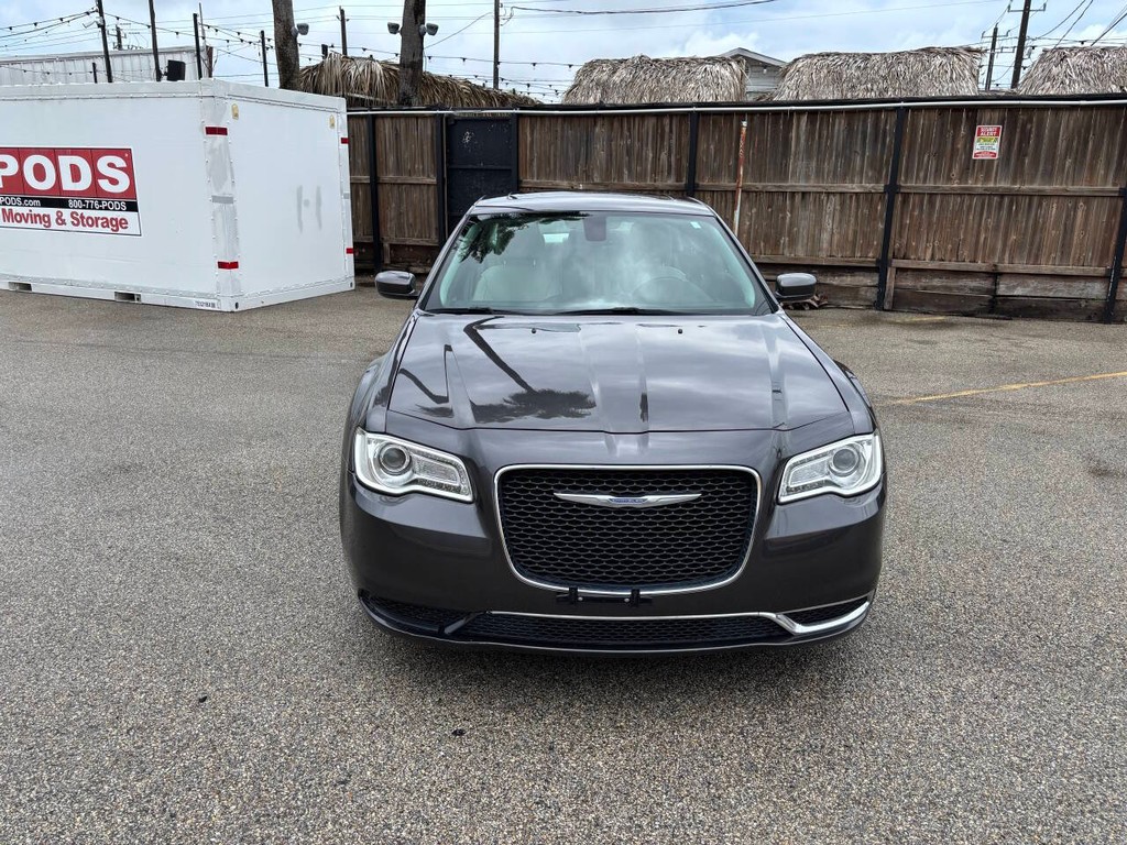 Chrysler 300 Vehicle Full-screen Gallery Image 02