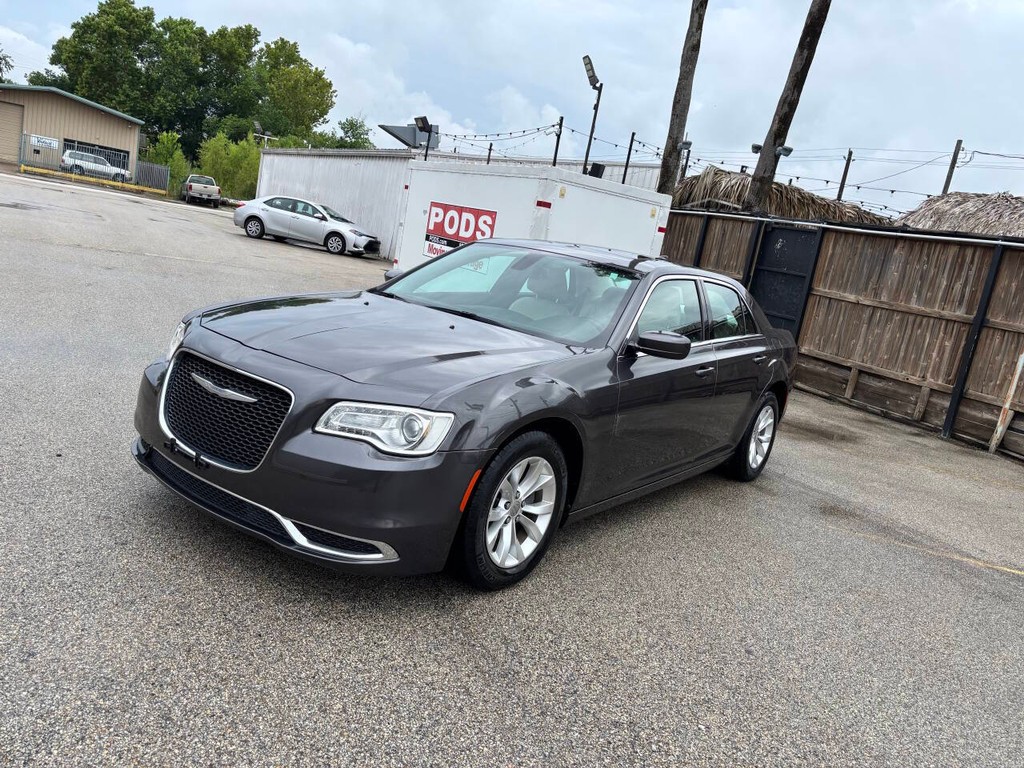 Chrysler 300 Vehicle Full-screen Gallery Image 03