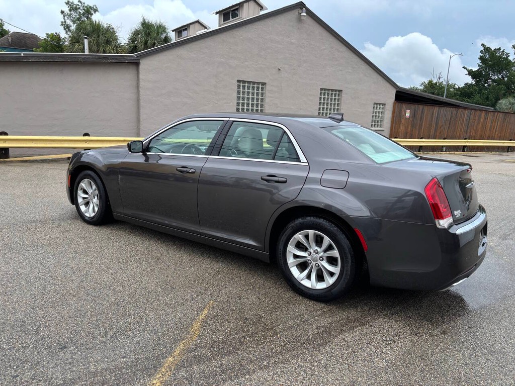 Chrysler 300 Vehicle Full-screen Gallery Image 04