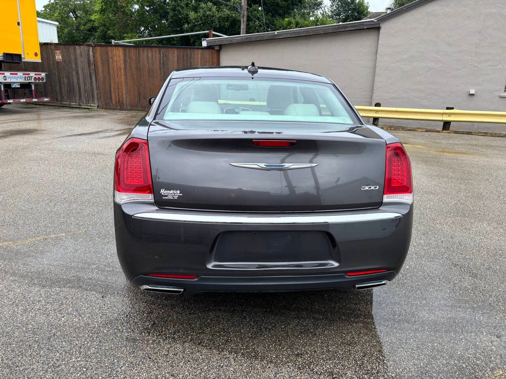 Chrysler 300 Vehicle Full-screen Gallery Image 05
