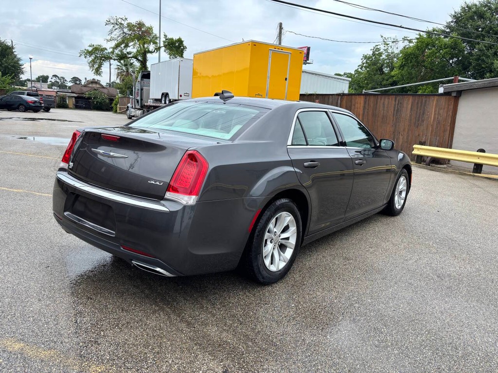 Chrysler 300 Vehicle Full-screen Gallery Image 06