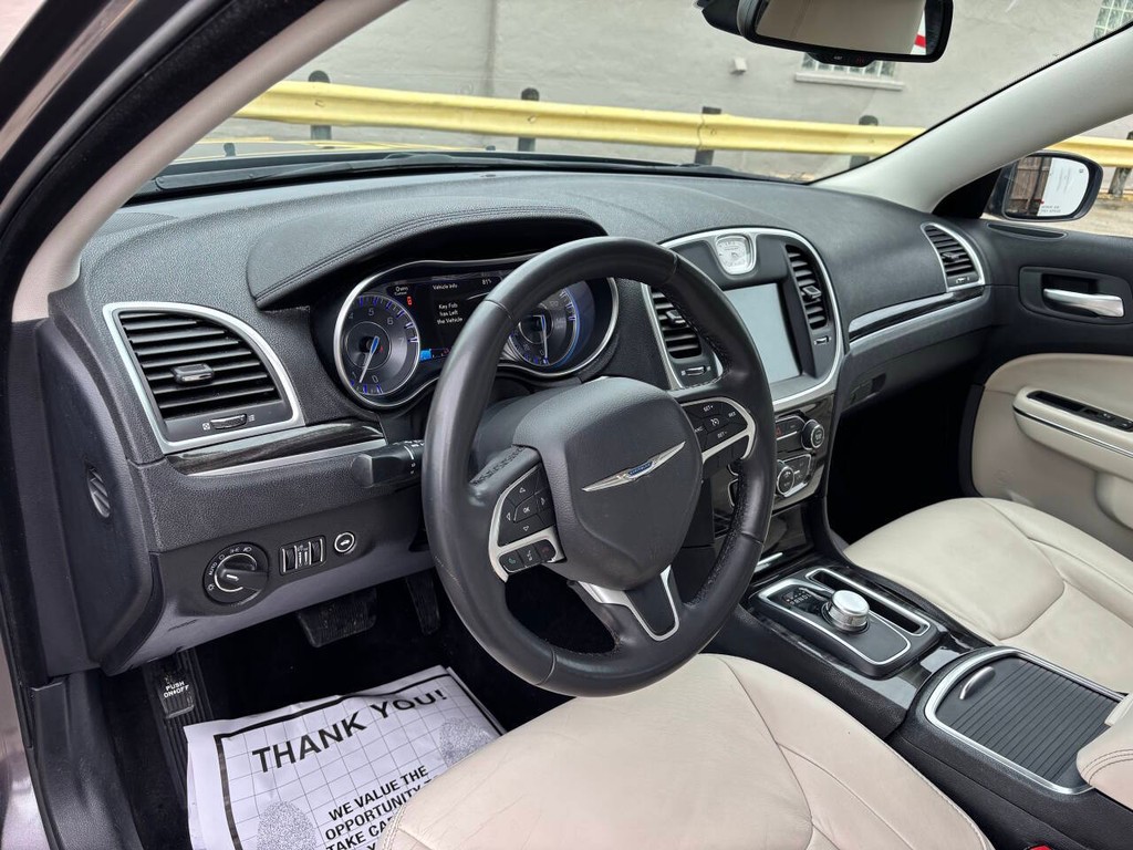 Chrysler 300 Vehicle Full-screen Gallery Image 07