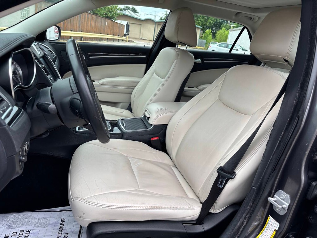 Chrysler 300 Vehicle Full-screen Gallery Image 08