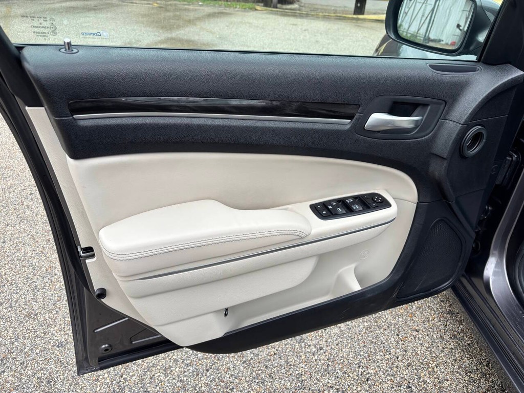 Chrysler 300 Vehicle Full-screen Gallery Image 09