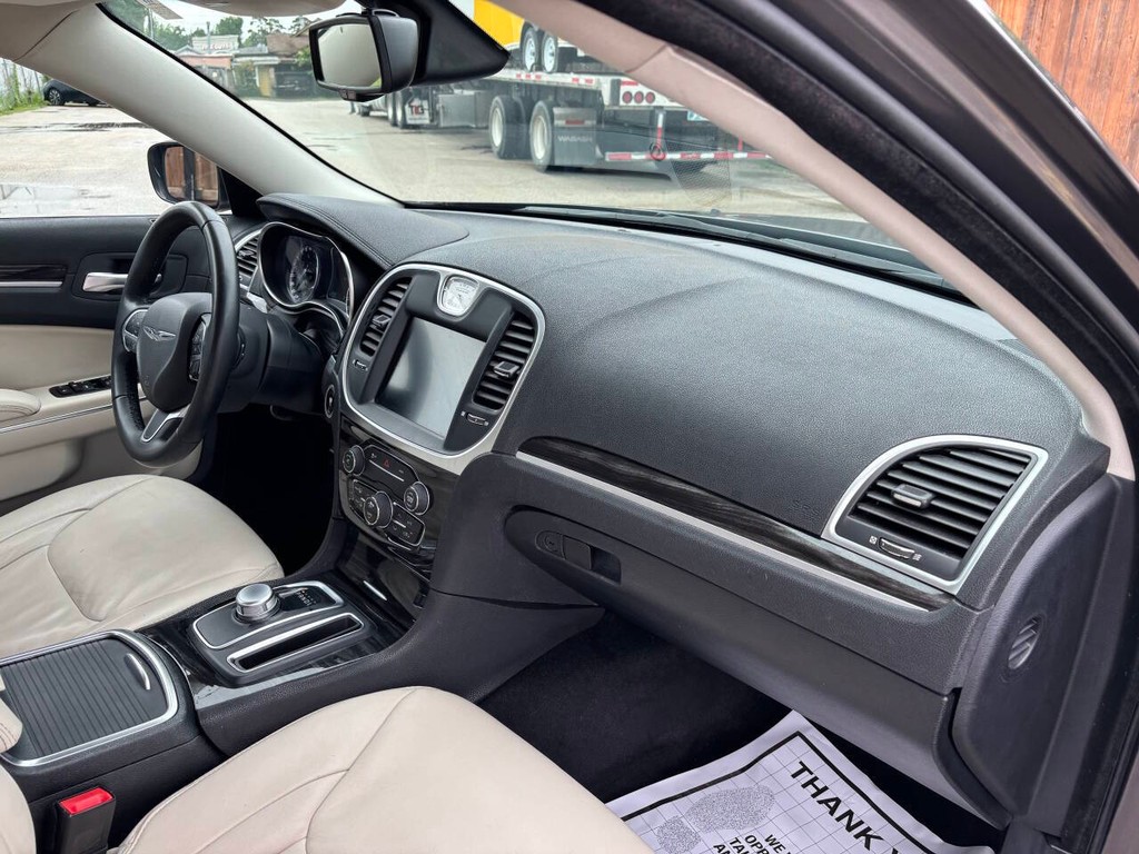 Chrysler 300 Vehicle Full-screen Gallery Image 10