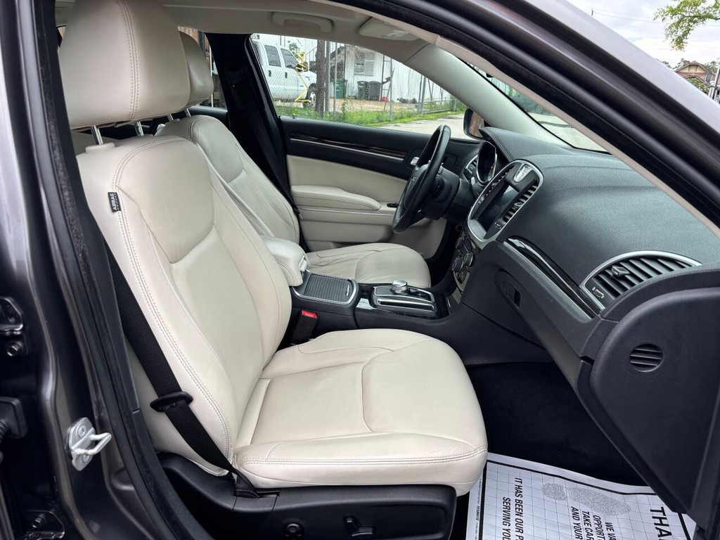 Chrysler 300 Vehicle Full-screen Gallery Image 11
