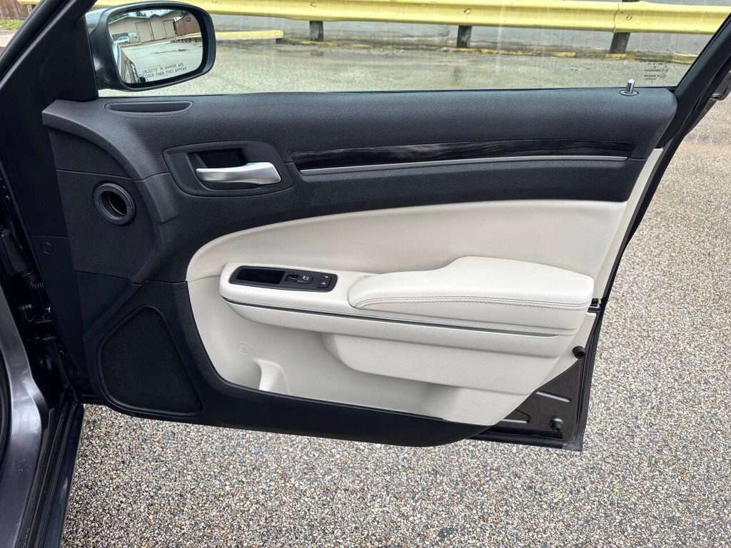 Chrysler 300 Vehicle Full-screen Gallery Image 12