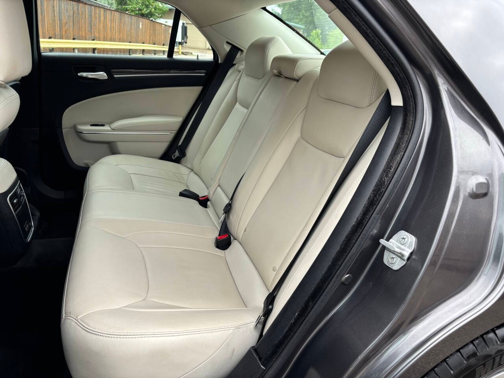 Chrysler 300 Vehicle Full-screen Gallery Image 13