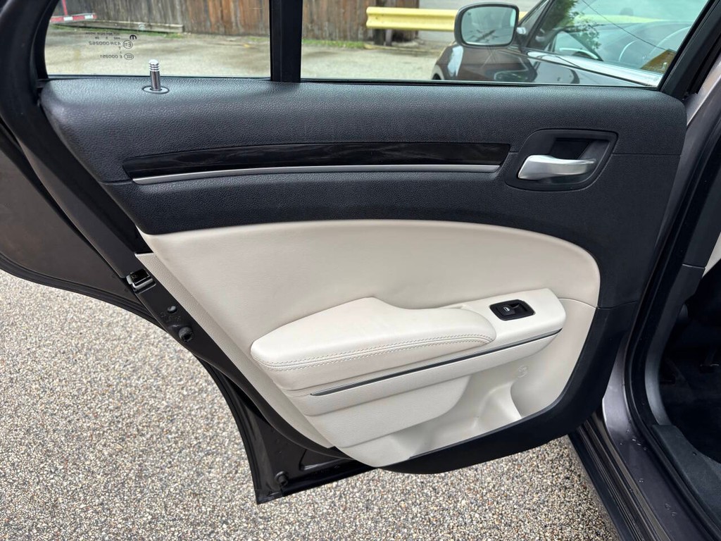 Chrysler 300 Vehicle Full-screen Gallery Image 14