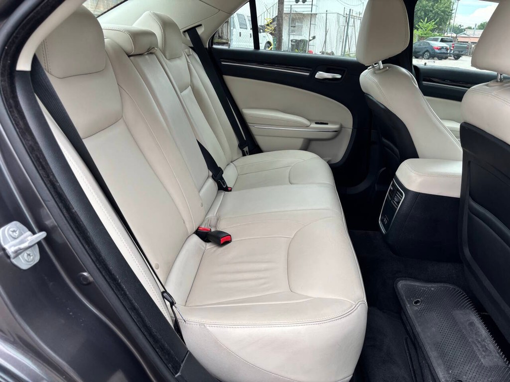 Chrysler 300 Vehicle Full-screen Gallery Image 15