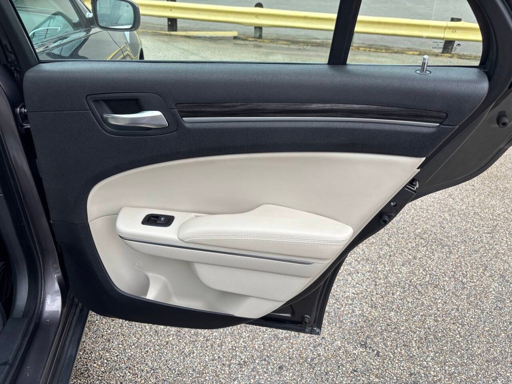 Chrysler 300 Vehicle Full-screen Gallery Image 16
