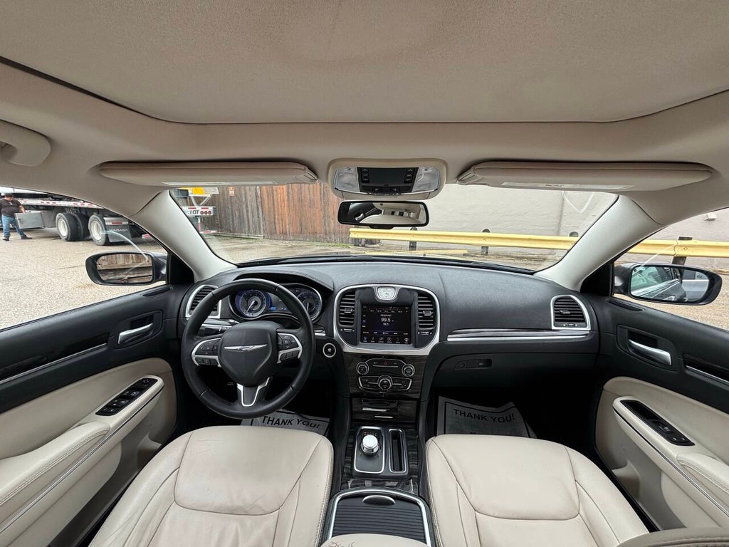 Chrysler 300 Vehicle Full-screen Gallery Image 17