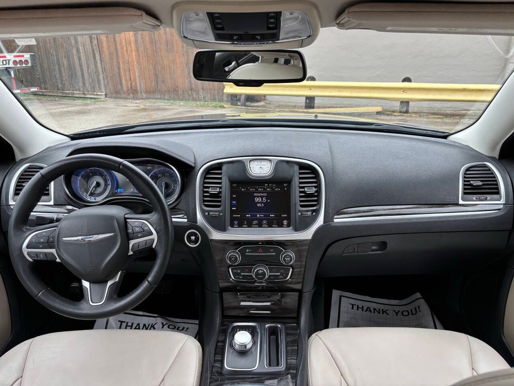 Chrysler 300 Vehicle Full-screen Gallery Image 18