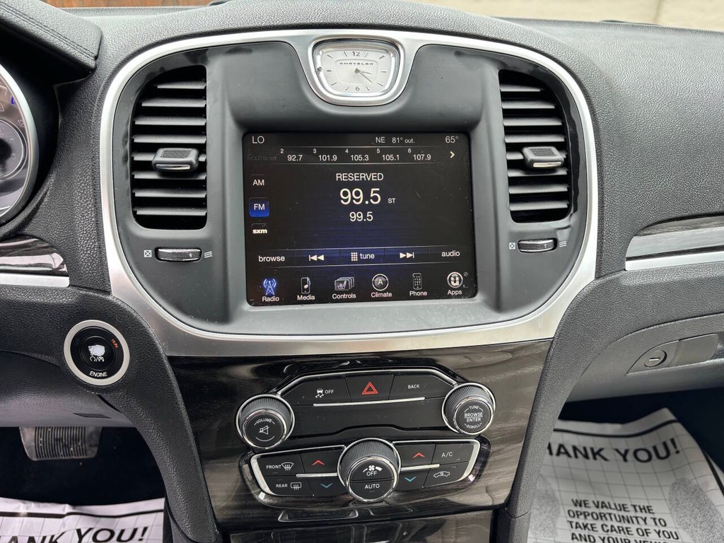 Chrysler 300 Vehicle Full-screen Gallery Image 19