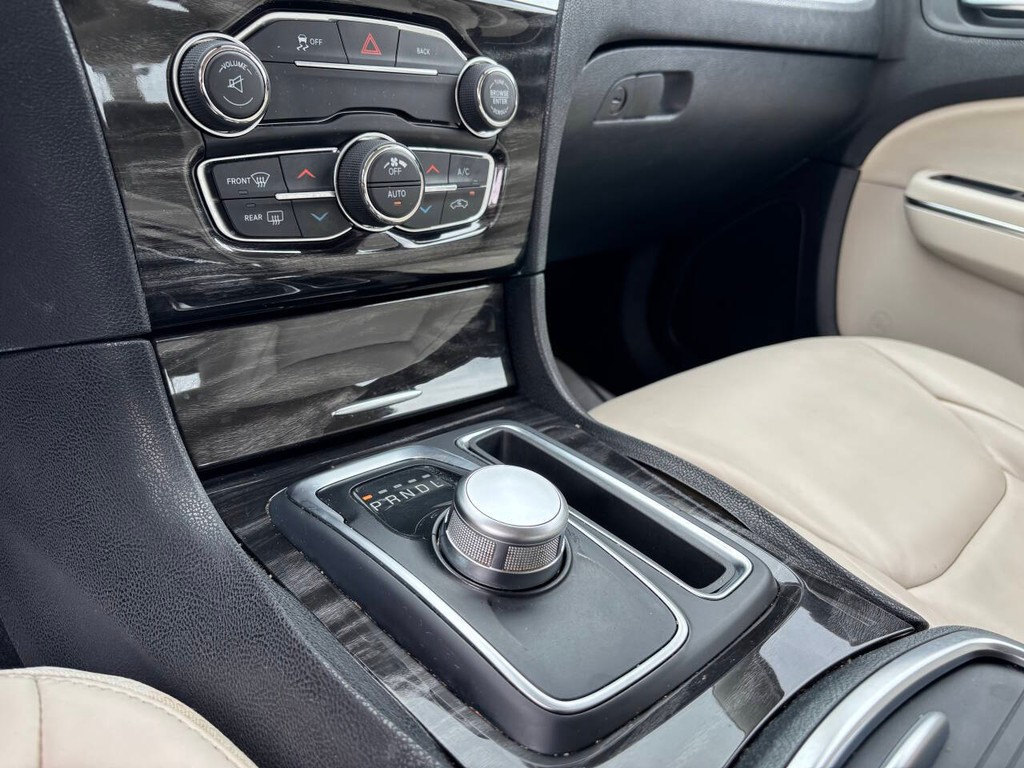 Chrysler 300 Vehicle Full-screen Gallery Image 20