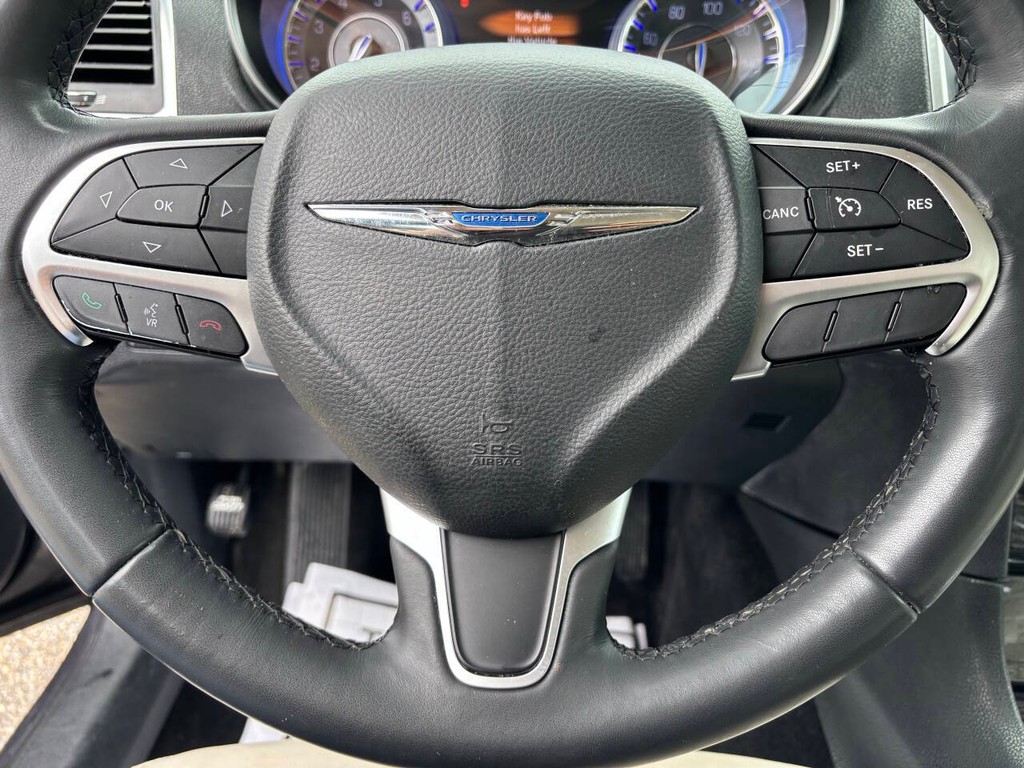 Chrysler 300 Vehicle Full-screen Gallery Image 22