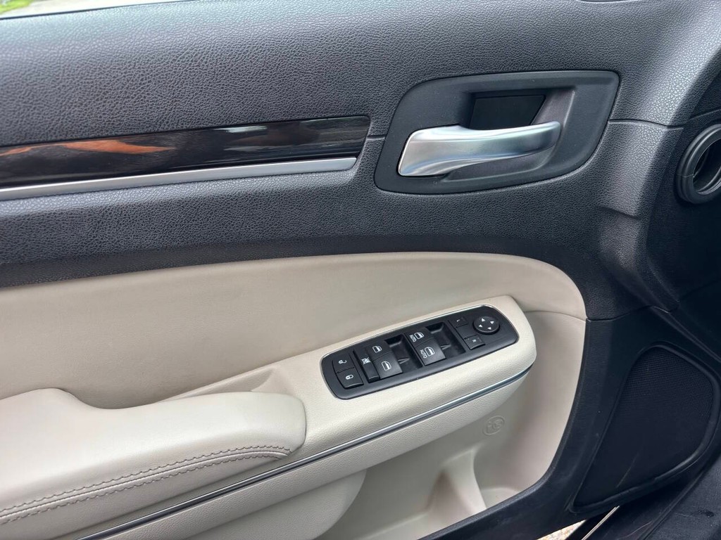 Chrysler 300 Vehicle Full-screen Gallery Image 23