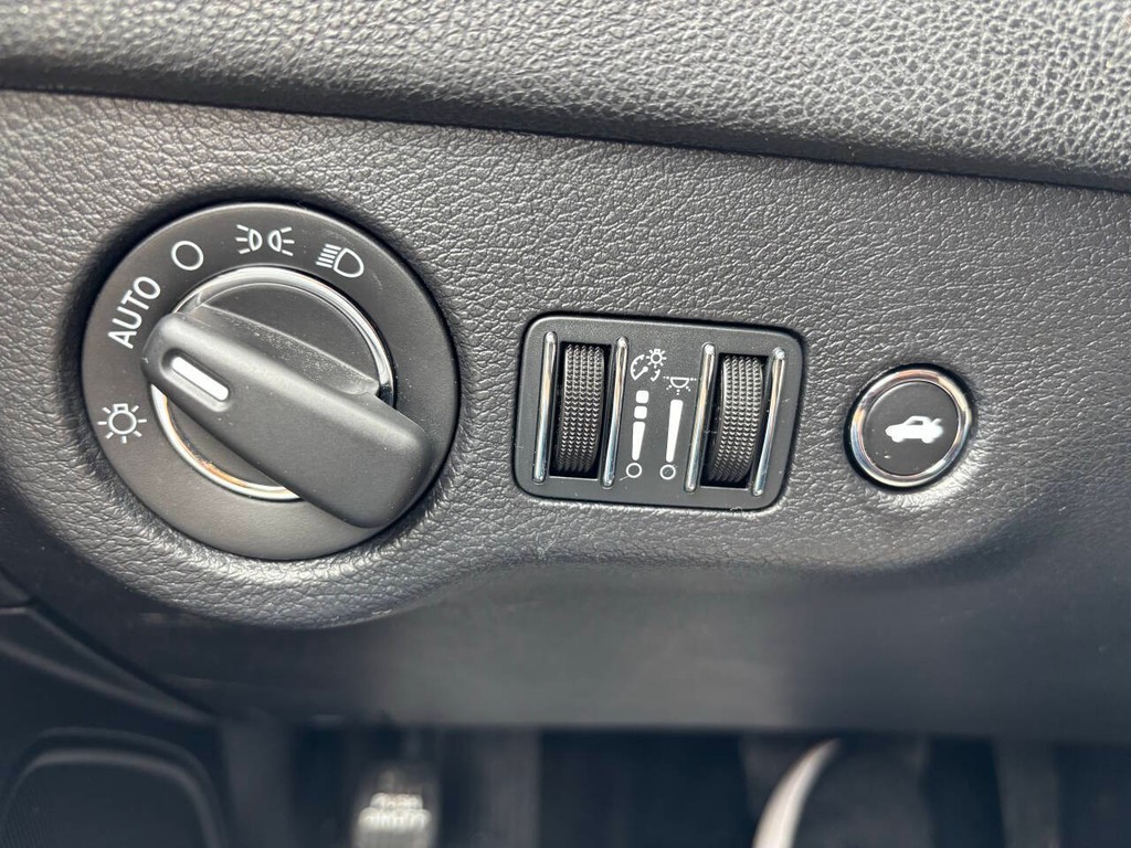 Chrysler 300 Vehicle Full-screen Gallery Image 24