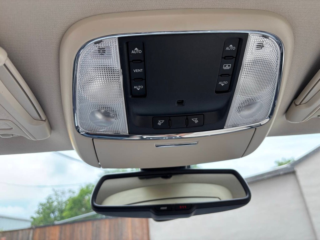 Chrysler 300 Vehicle Full-screen Gallery Image 25