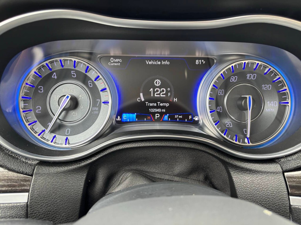 Chrysler 300 Vehicle Full-screen Gallery Image 29