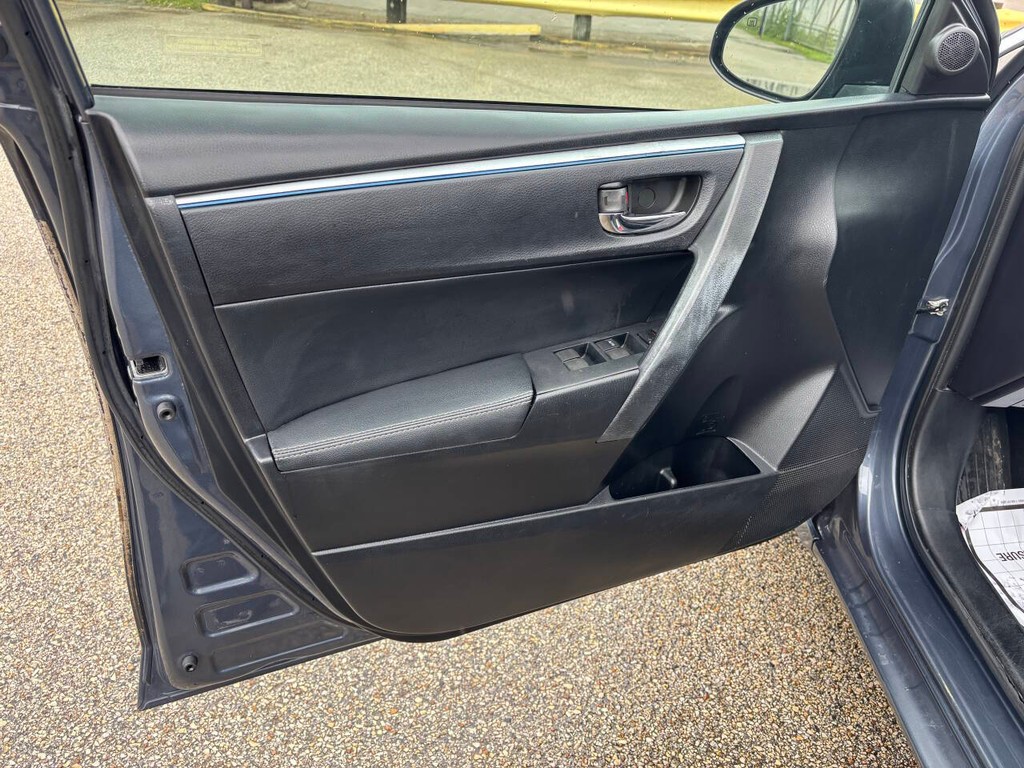 Toyota Corolla Vehicle Full-screen Gallery Image 10