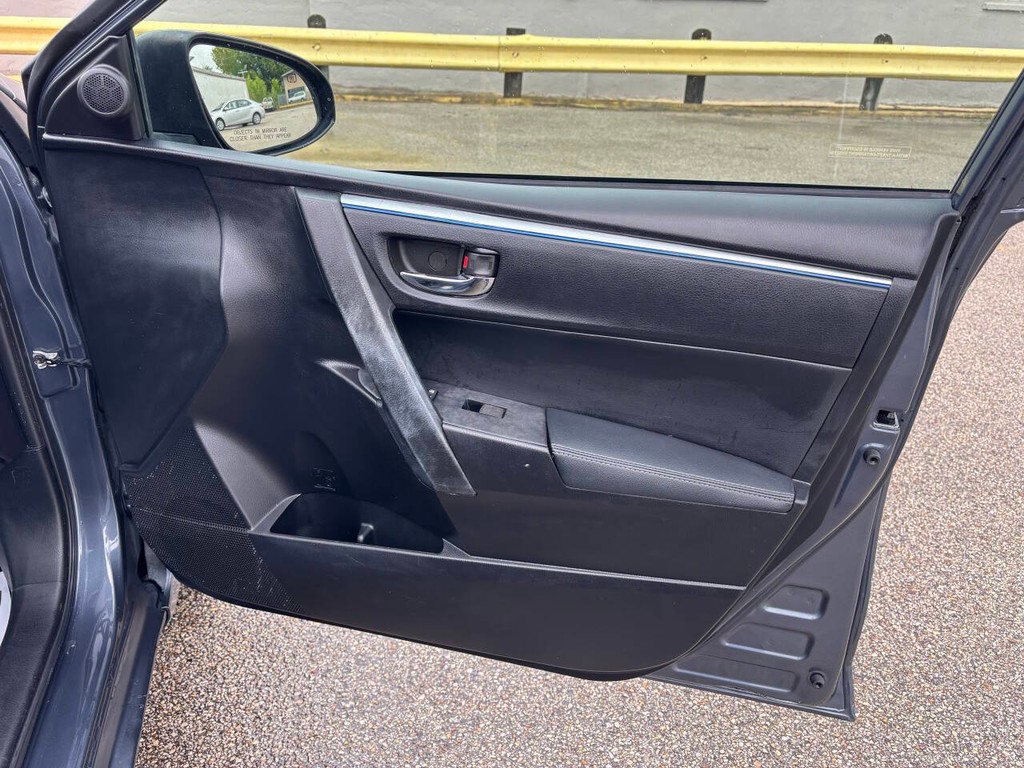 Toyota Corolla Vehicle Full-screen Gallery Image 13