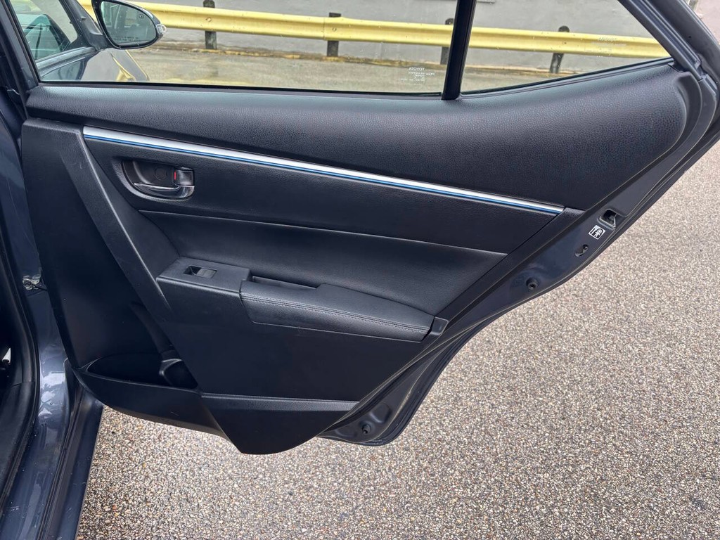 Toyota Corolla Vehicle Full-screen Gallery Image 16