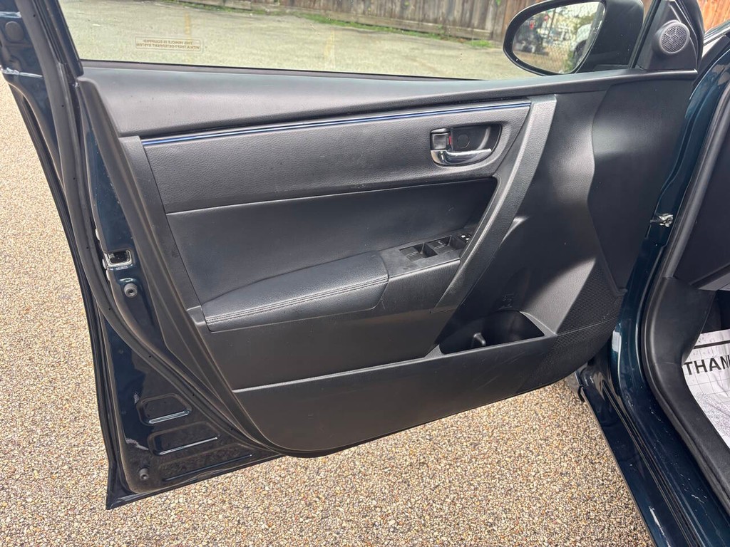 Toyota Corolla Vehicle Full-screen Gallery Image 09