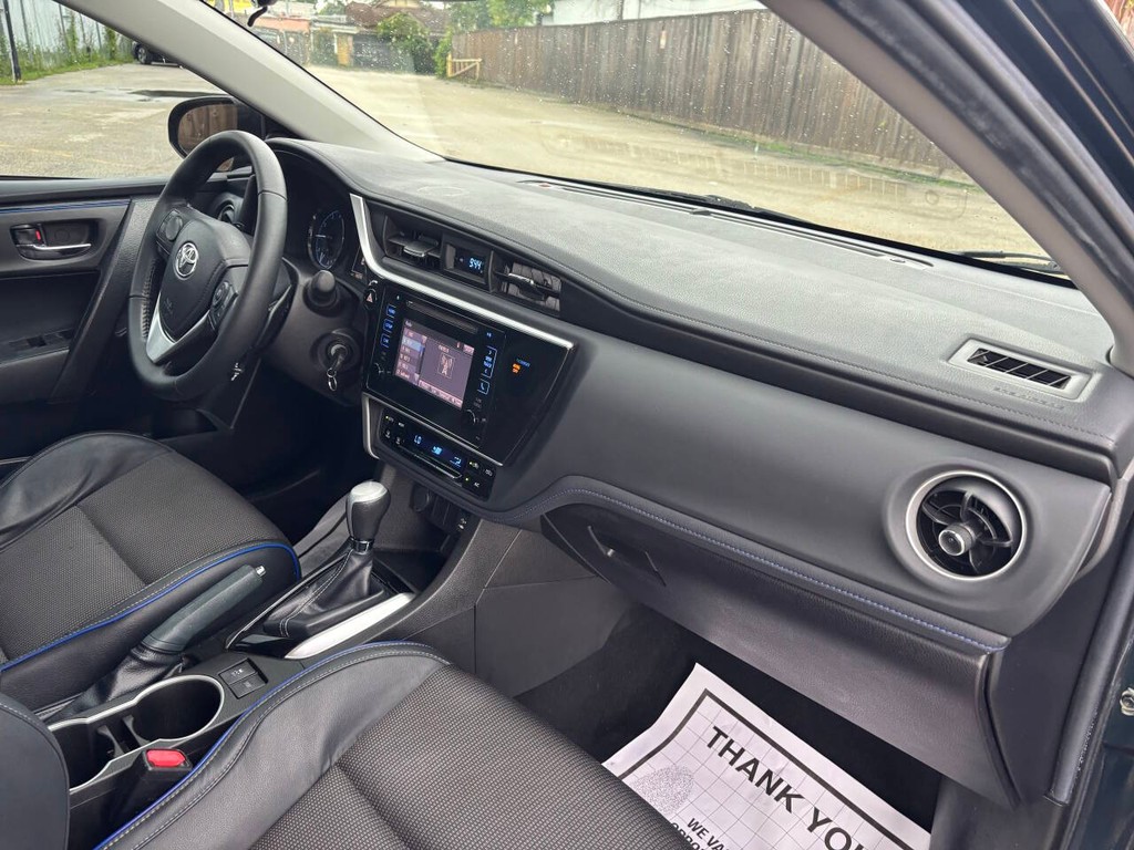Toyota Corolla Vehicle Full-screen Gallery Image 10