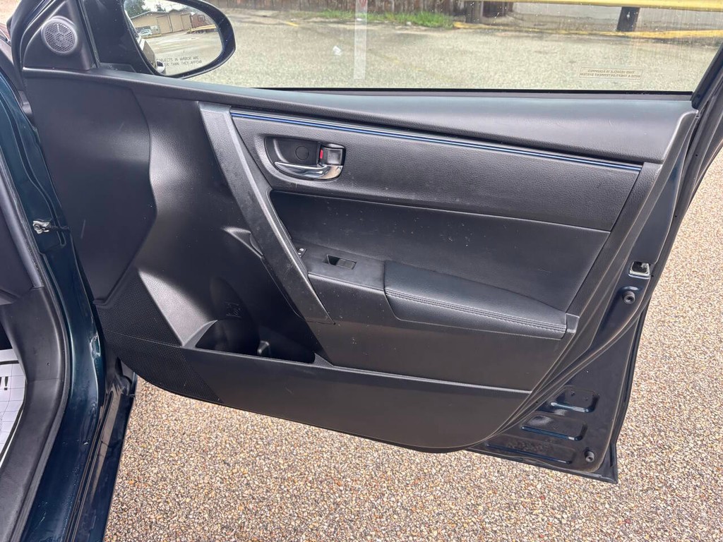 Toyota Corolla Vehicle Full-screen Gallery Image 12