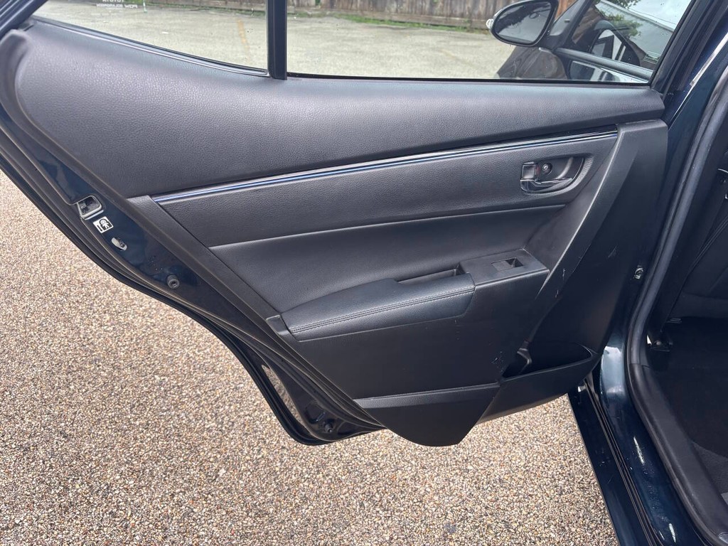 Toyota Corolla Vehicle Full-screen Gallery Image 14