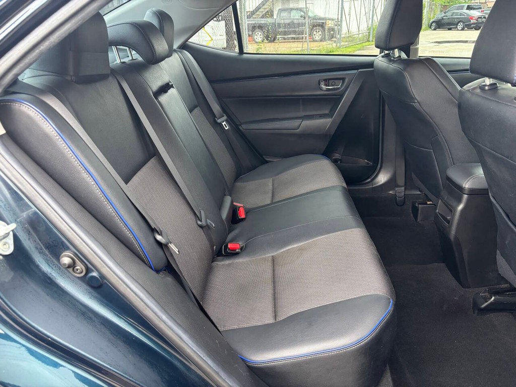 Toyota Corolla Vehicle Full-screen Gallery Image 15