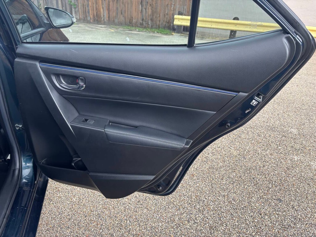 Toyota Corolla Vehicle Full-screen Gallery Image 16