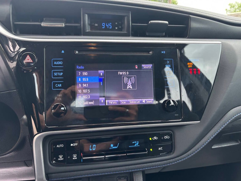 Toyota Corolla Vehicle Full-screen Gallery Image 19