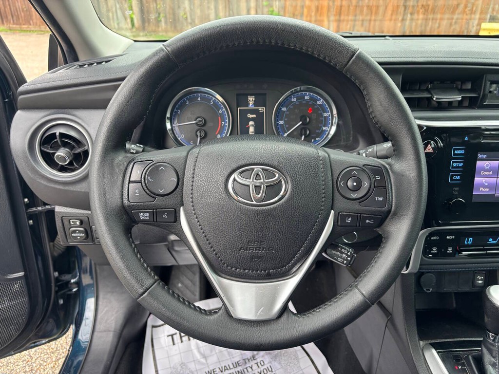 Toyota Corolla Vehicle Full-screen Gallery Image 22
