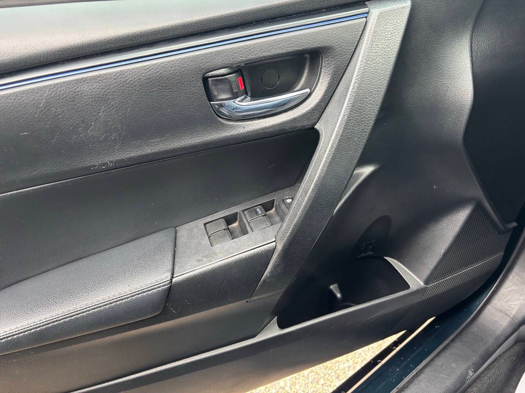 Toyota Corolla Vehicle Full-screen Gallery Image 27