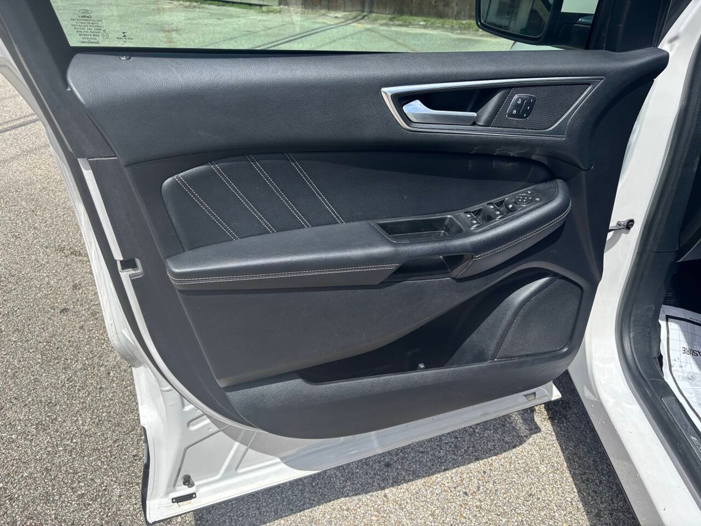 Ford Edge Vehicle Full-screen Gallery Image 11