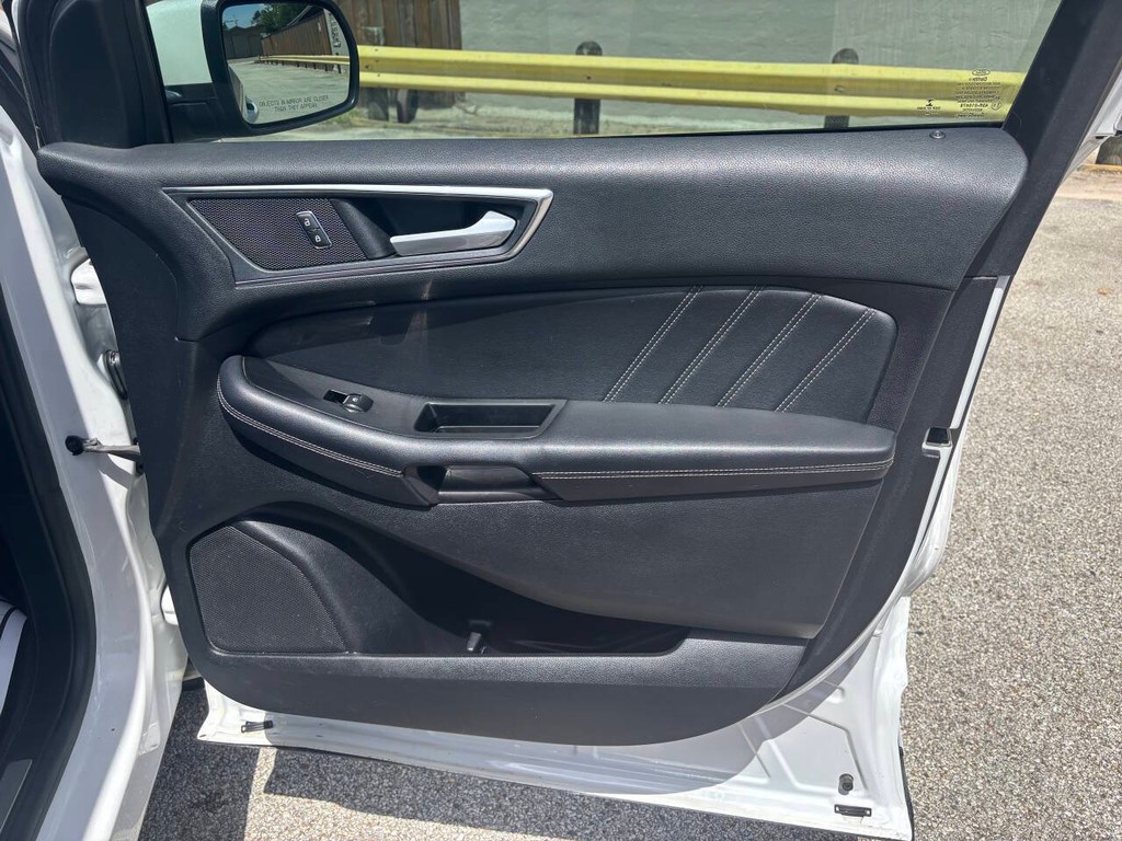Ford Edge Vehicle Full-screen Gallery Image 14