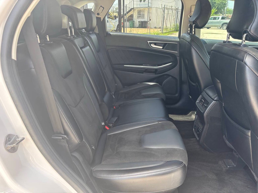 Ford Edge Vehicle Full-screen Gallery Image 15