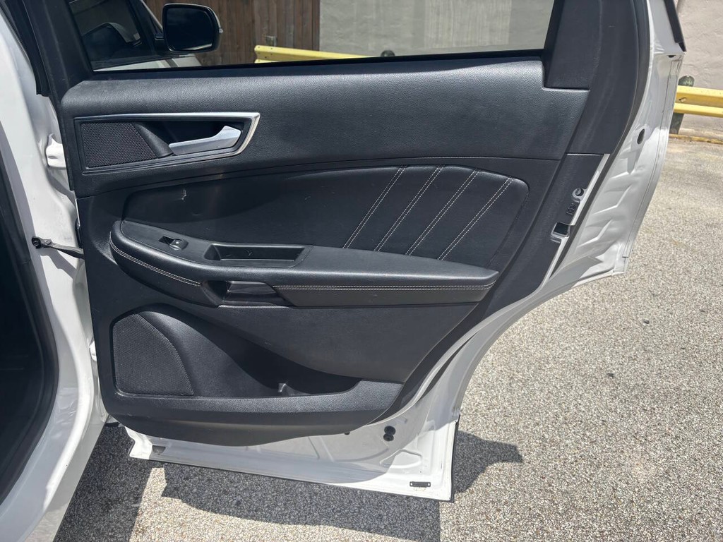 Ford Edge Vehicle Full-screen Gallery Image 16