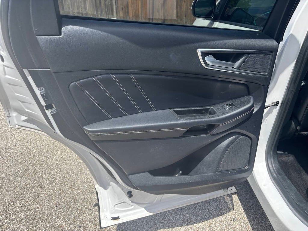 Ford Edge Vehicle Full-screen Gallery Image 17