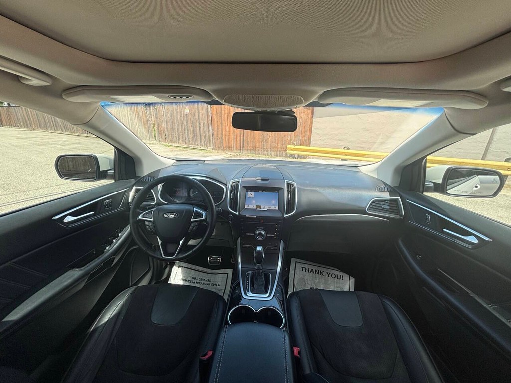 Ford Edge Vehicle Full-screen Gallery Image 18