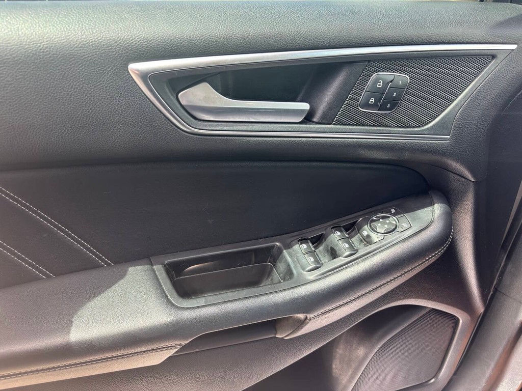 Ford Edge Vehicle Full-screen Gallery Image 26