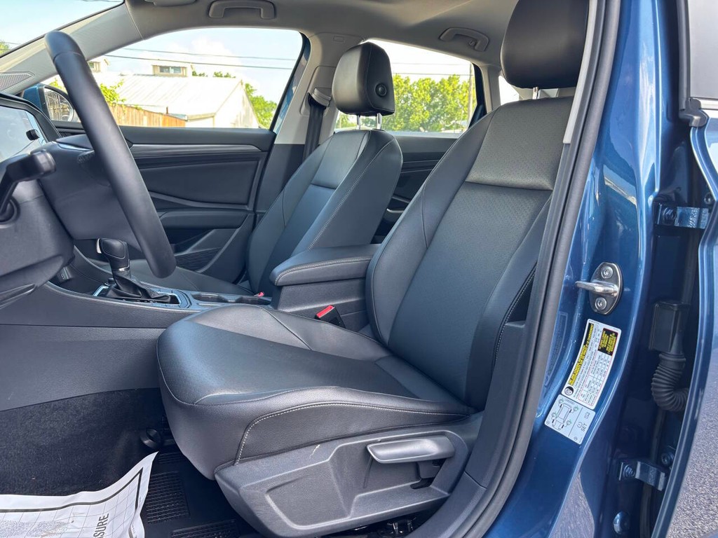 Volkswagen Jetta Vehicle Full-screen Gallery Image 08