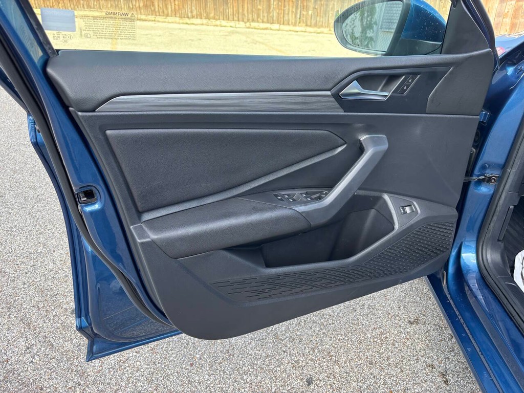 Volkswagen Jetta Vehicle Full-screen Gallery Image 09