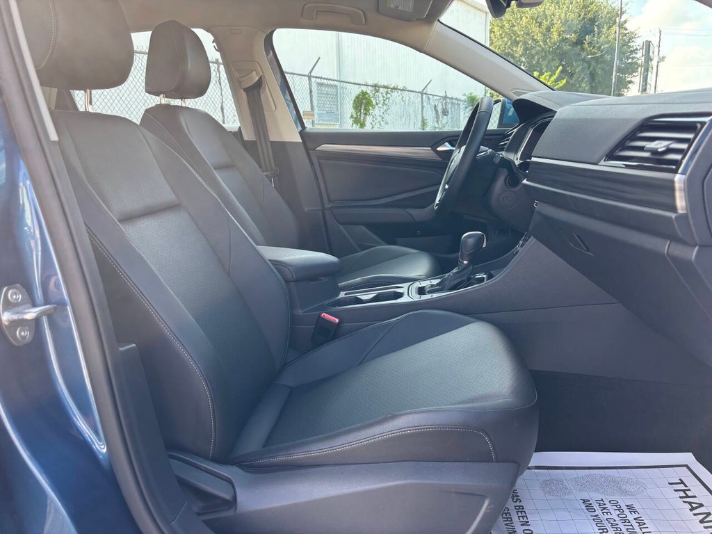Volkswagen Jetta Vehicle Full-screen Gallery Image 11