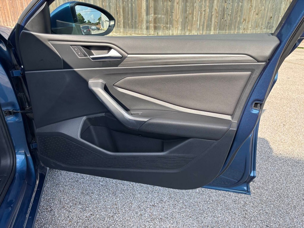 Volkswagen Jetta Vehicle Full-screen Gallery Image 12