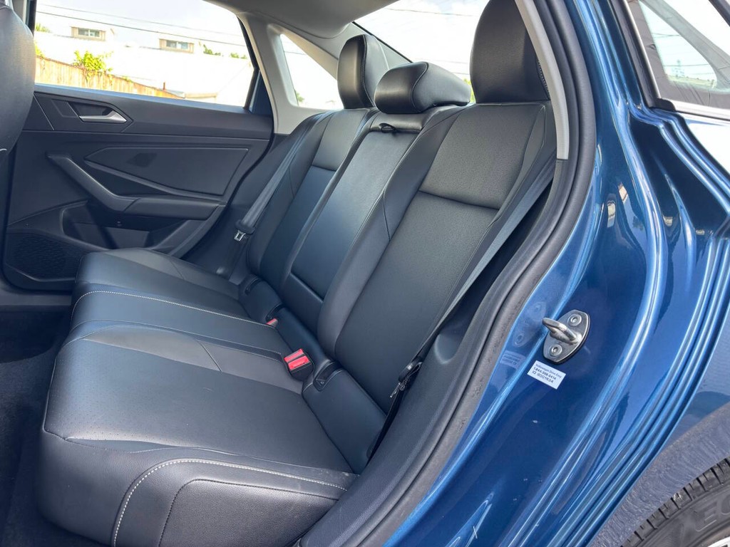 Volkswagen Jetta Vehicle Full-screen Gallery Image 13