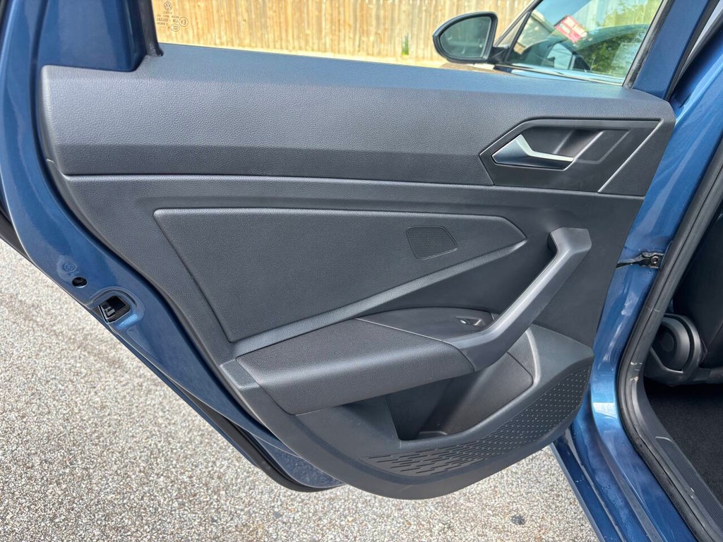 Volkswagen Jetta Vehicle Full-screen Gallery Image 14